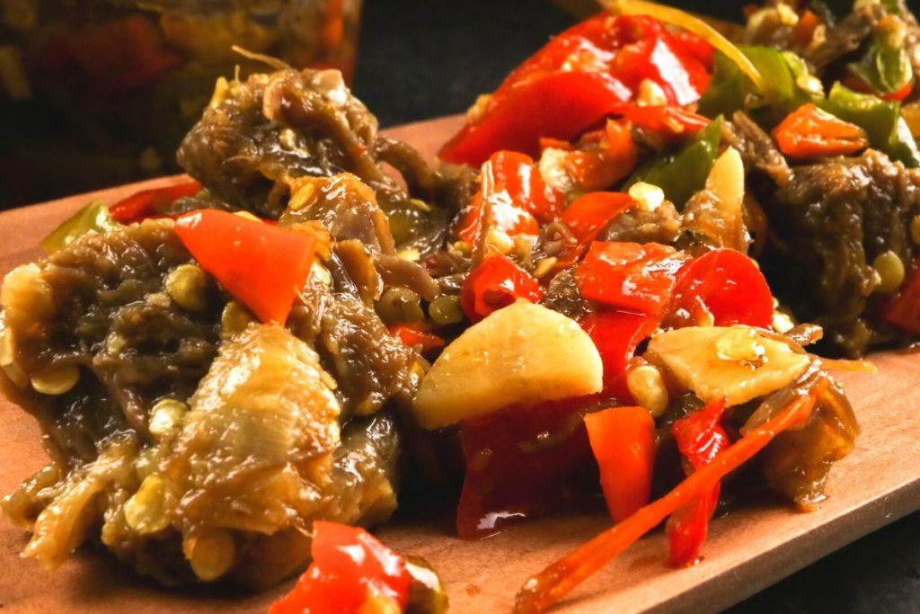 Beef Brisket mit Paprika-Chili-Gemüse als Beilage.